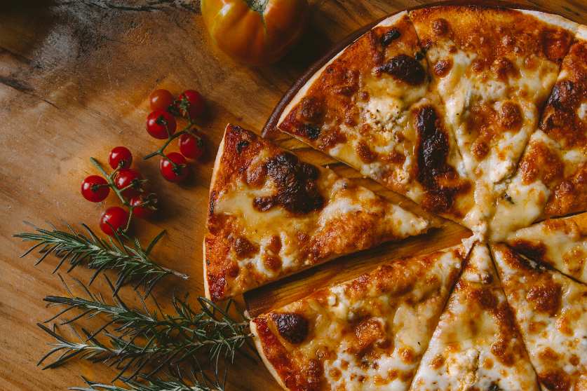 4 Cara Menghangatkan Pizza Sisa Semalam