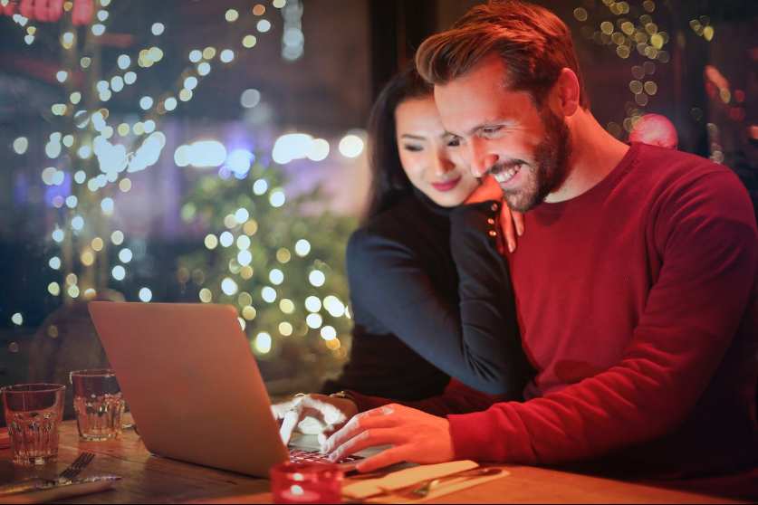 5 Zodiak yang Tidak Ragu Mendukung Karier Pasangan, Suportif!