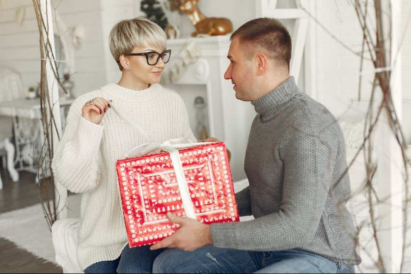 Punya Pasangan yang Introvert? Intip 5 Inspirasi Kado Natal untuk Sobat Berikan Pada Pasanganmu!