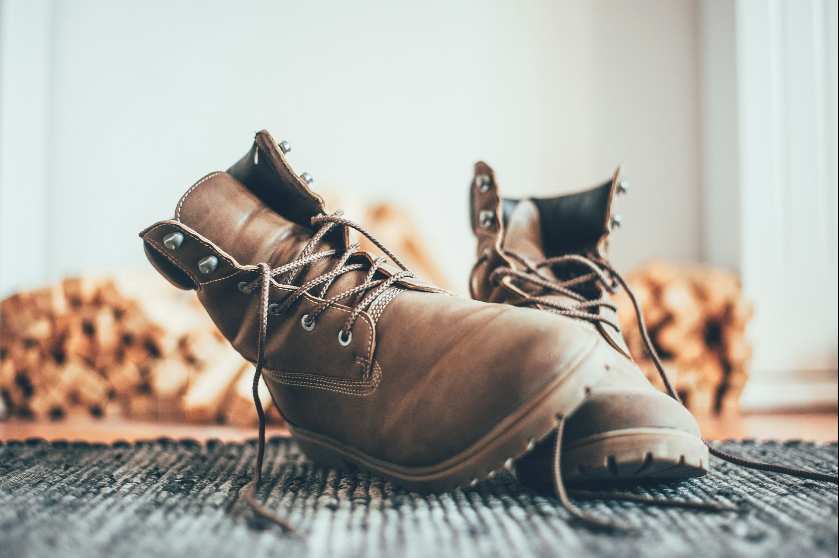Suka Pakai Sepatu Boots? Yuk, Ikuti Tips Membersihkan Ini Biar Gak Bau!