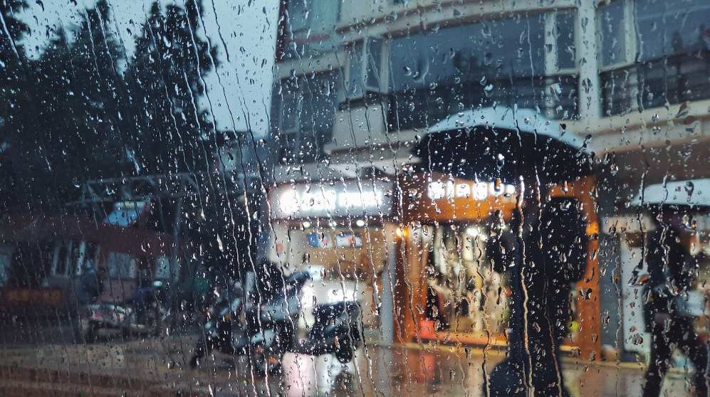 Tips Bekerja Di Luar Saat Musim Hujan, Sedia Payung!