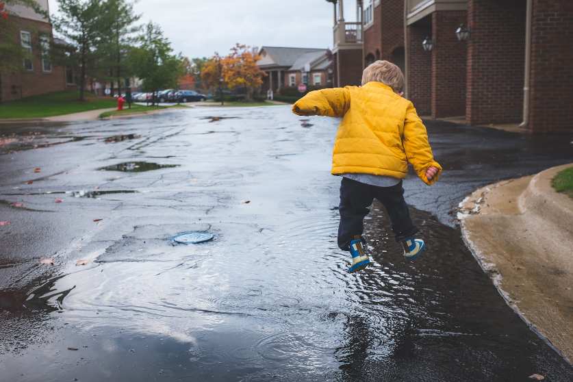 Manfaat Anak Hujan-hujanan, Meningkatkan Daya Tahan Tubuh!