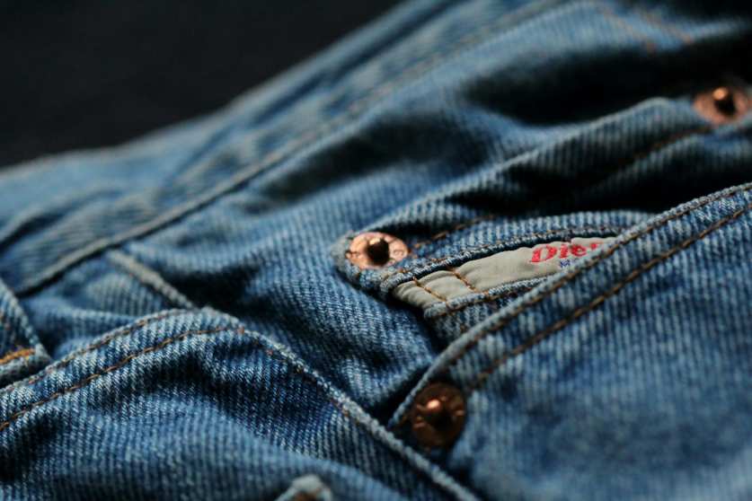 5 Tips Merawat Jeans Agar Warnanya Tidak Cepat Pudar